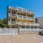 Fuer 6 Personen Mit Balkon Und Meerblick By Interhome Appartement