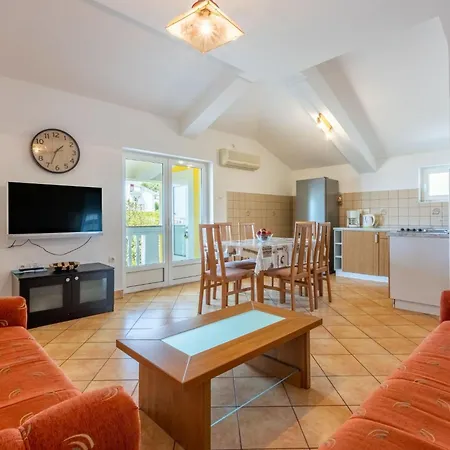Appartement Fuer 6 Personen Mit Balkon Und Meerblick By Interhome