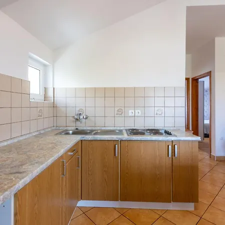 Appartement Fuer 6 Personen Mit Balkon Und Meerblick By Interhome
