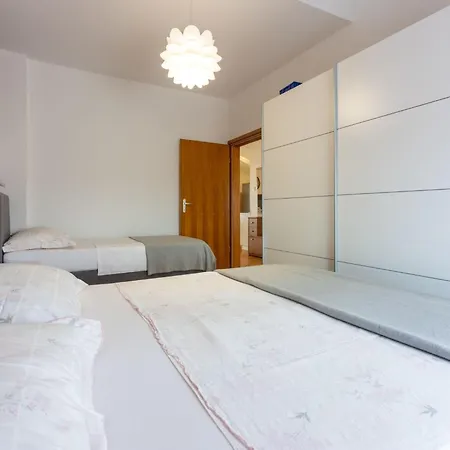 Appartement Fuer 6 Personen Mit Balkon Und Meerblick By Interhome