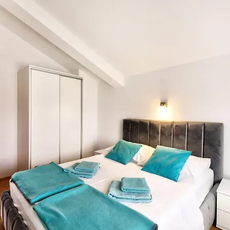 Fuer 6 Personen Mit Balkon Und Meerblick By Interhome * Crikvenica