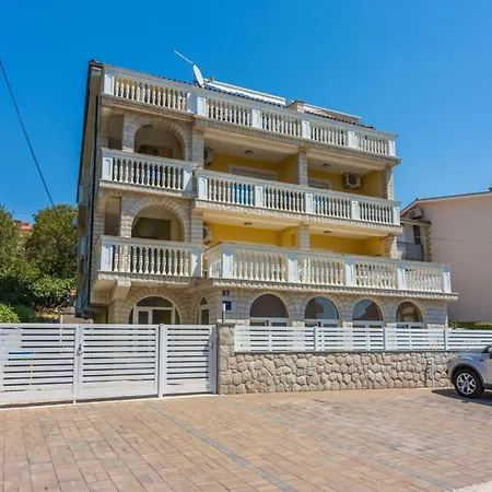 Fuer 6 Personen Mit Balkon Und Meerblick By Interhome Apartment