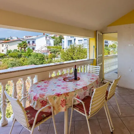 Apartment Fuer 6 Personen Mit Balkon Und Meerblick By Interhome *