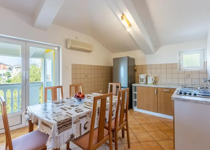 Fuer 6 Personen Mit Balkon Und Meerblick By Interhome Crikvenica