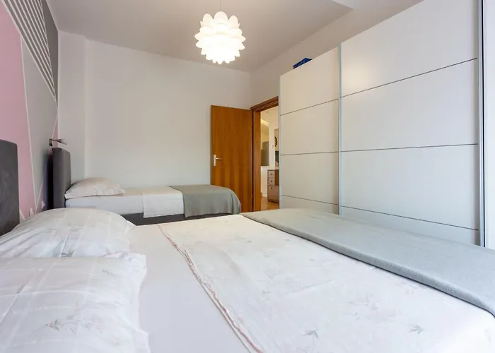 Appartement Fuer 6 Personen Mit Balkon Und Meerblick By Interhome