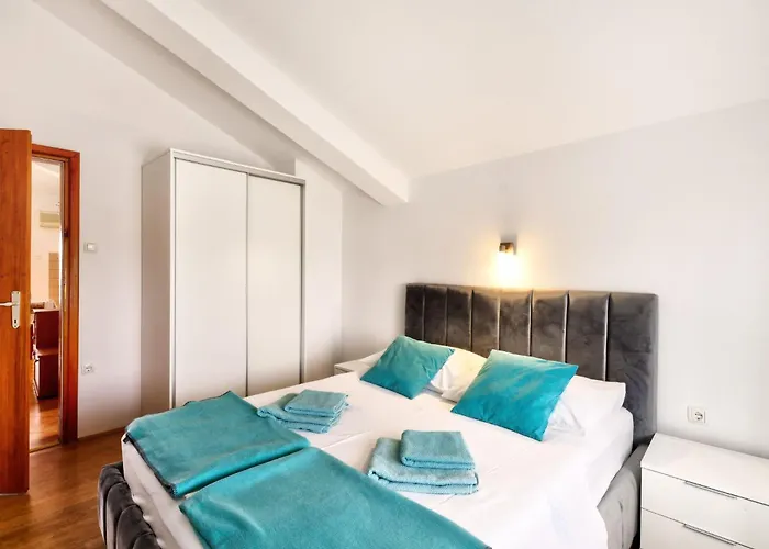 Fuer 6 Personen Mit Balkon Und Meerblick By Interhome * Crikvenica